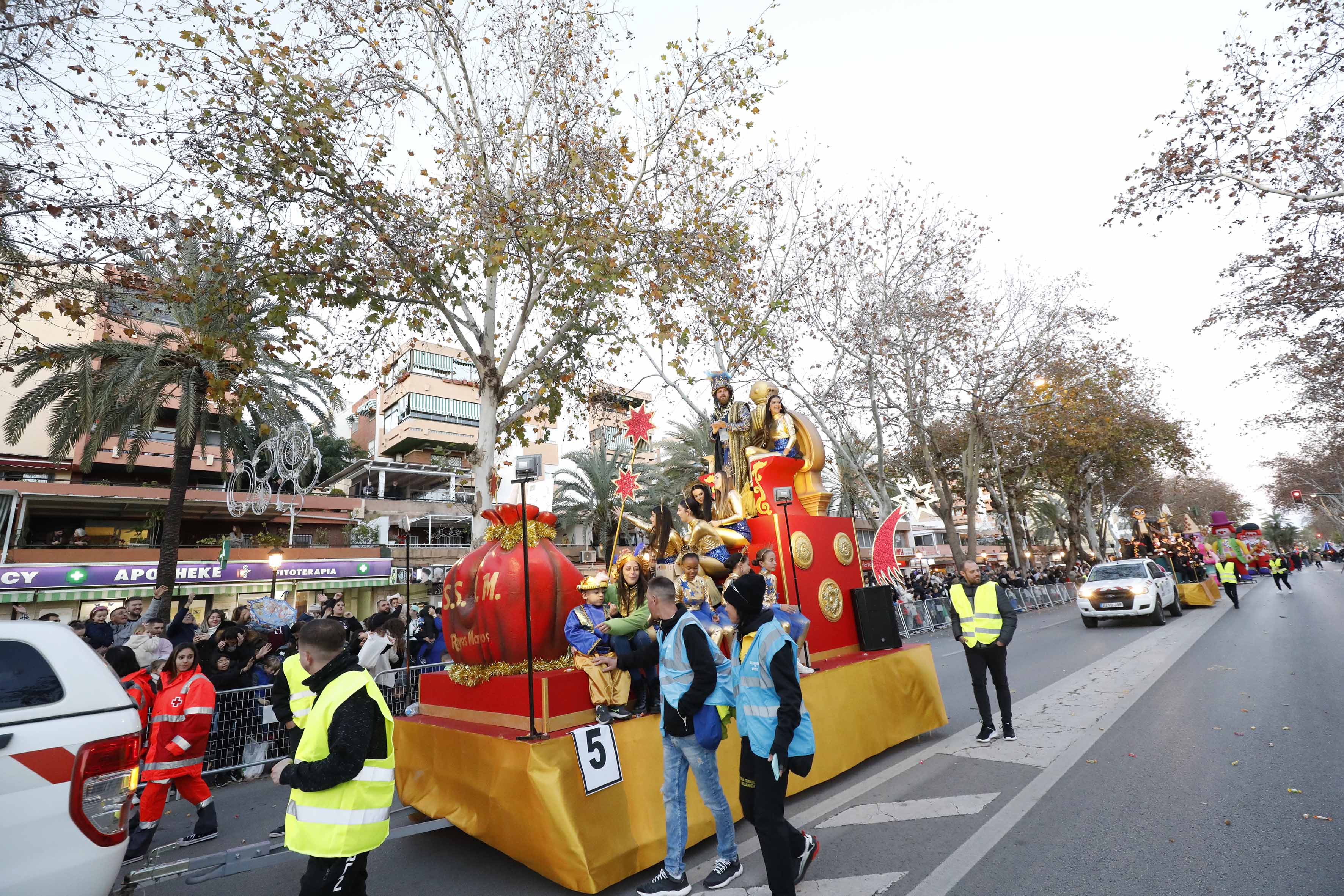 Los Reyes Magos llenan las calles del municipio de magia y color y reparten ilusión entre los más pequeños